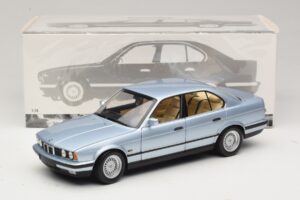 BMW 535i E34 Világoskék Metál Minichamps 1:18 100024007 Fém – 8. kép a 8-ből