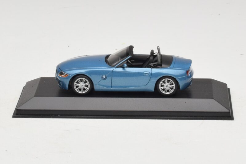 BMW Z4 E85 Világoskék Metál Csere Doboz Minichamps 1:43 80420144054-R1 Diecast