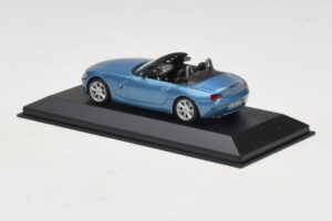 BMW Z4 E85 Világoskék Metál Csere Doboz Minichamps 1:43 80420144054-R1 Diecast – 3. kép a 5-ből