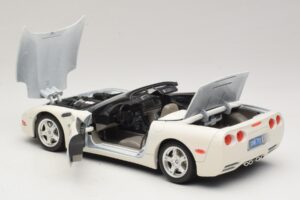Chevrolet Corvette C5 Kabrió Fehér Bburago 1:18 3076-P1 Fém – 5. kép a 8-ből