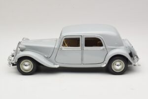 Citroen 15CV Six Szürke Maisto 1:18 31837 Fém – 4. kép a 8-ből