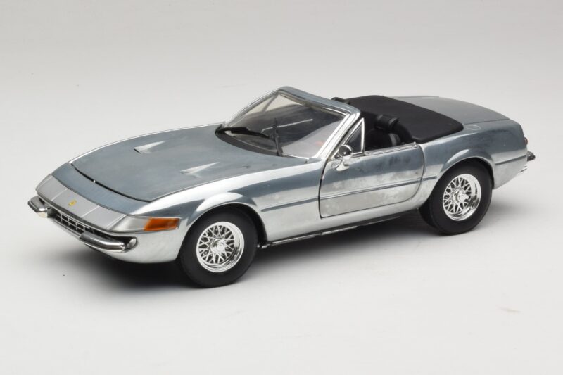 Ferrari 365 GTS Chrome Silver Hot Wheels 1:18 25738 Fém