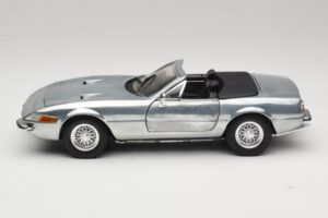 Ferrari 365 GTS Chrome Silver Hot Wheels 1:18 25738 Fém – 4. kép a 8-ből