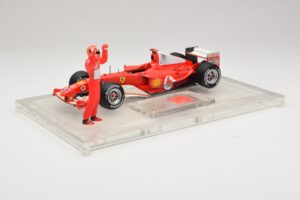 Ferrari F2004 #1 M. Schumacher F1 World Champion 2004 Versenyruhával Hot Wheels 1:18 B66221 Fém