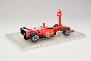Ferrari F2004 #1 M. Schumacher F1 World Champion 2004 Versenyruhával Hot Wheels 1:18 B66221 Fém – 2. kép a 6-ből