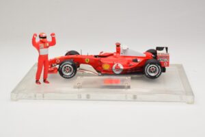 Ferrari F2004 #1 M. Schumacher F1 World Champion 2004 Versenyruhával Hot Wheels 1:18 B66221 Fém – 3. kép a 6-ből