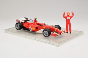 Ferrari F2004 #1 M. Schumacher F1 World Champion 2004 Versenyruhával Hot Wheels 1:18 B66221 Fém – 4. kép a 6-ből
