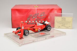 Ferrari F2004 #1 M. Schumacher F1 World Champion 2004 Versenyruhával Hot Wheels 1:18 B66221 Fém – 6. kép a 6-ből