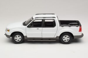 Ford Explorer Sport Trac Fehér Maisto 1:18 36891 Fém – 4. kép a 8-ből