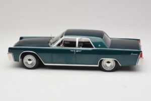 Lincoln Continental Sötétzöld Metál Matrix Reloaded & Revolutions KK-Scale 1:18 KKDC181481 Fém – 3. kép a 6-ből