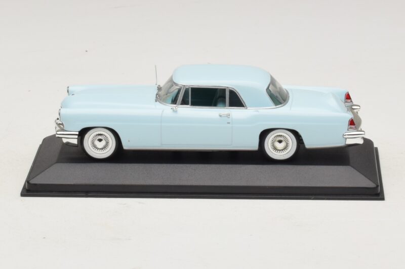 Lincoln Continental Mark II Világoskék Minichamps 1:43 Lincoln Continental Mark II Világoskék Minichamps 1:43 400082304 Fém