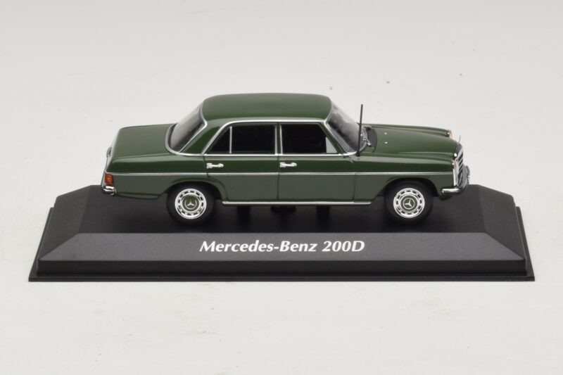 Mercedes 200D W115 Sötétzöld Maxichamps 1:43 940034001 Fém