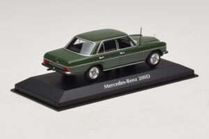 Mercedes 200D W115 Sötétzöld Maxichamps 1:43 940034001 Fém – 2. kép a 5-ből