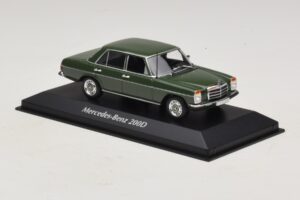 Mercedes 200D W115 Sötétzöld Maxichamps 1:43 940034001 Fém – 3. kép a 5-ből