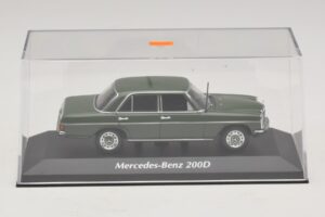 Mercedes 200D W115 Sötétzöld Maxichamps 1:43 940034001 Fém – 4. kép a 5-ből