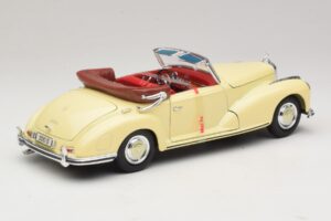 Mercedes 300S Krémszínű Maisto 1:18 31806 Fém – 3. kép a 8-ből