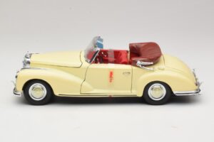 Mercedes 300S Krémszínű Maisto 1:18 31806 Fém – 4. kép a 8-ből
