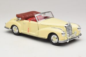 Mercedes 300S Krémszínű Maisto 1:18 31806 Fém – 6. kép a 8-ből