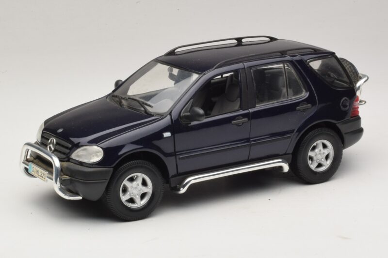 Mercedes ML320 W163 Kék Maisto 1:18 31847 Fém