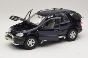 Mercedes ML320 W163 Kék Maisto 1:18 31847 Fém – 2. kép a 8-ből