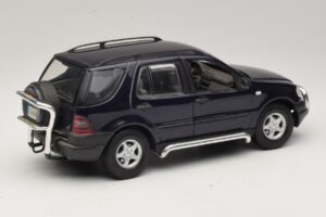 Mercedes ML320 W163 Kék Maisto 1:18 31847 Fém – 3. kép a 8-ből