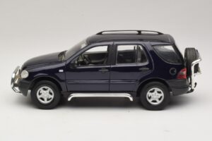 Mercedes ML320 W163 Kék Maisto 1:18 31847 Fém – 4. kép a 8-ből