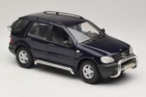 Mercedes ML320 W163 Kék Maisto 1:18 31847 Fém – 6. kép a 8-ből