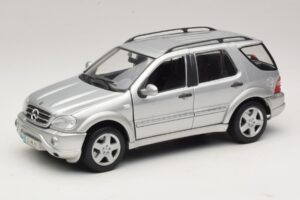 Mercedes ML55 AMG W163 Ezüst Maisto 1:18 31876-P1 Fém
