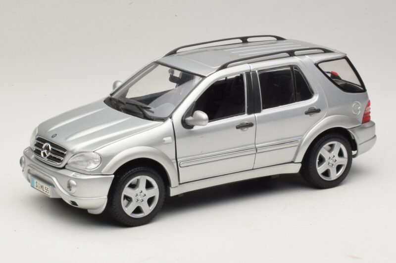 Mercedes ML55 AMG W163 Ezüst Maisto 1:18 31876-P1 Fém