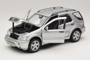 Mercedes ML55 AMG W163 Ezüst Maisto 1:18 31876-P1 Fém – 2. kép a 8-ből
