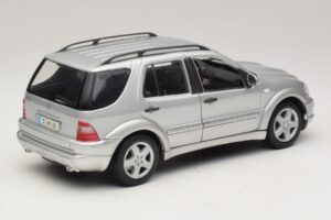 Mercedes ML55 AMG W163 Ezüst Maisto 1:18 31876-P1 Fém – 3. kép a 8-ből