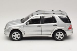 Mercedes ML55 AMG W163 Ezüst Maisto 1:18 31876-P1 Fém – 4. kép a 8-ből
