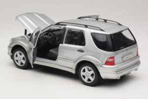 Mercedes ML55 AMG W163 Ezüst Maisto 1:18 31876-P1 Fém – 5. kép a 8-ből