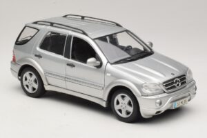 Mercedes ML55 AMG W163 Ezüst Maisto 1:18 31876-P1 Fém – 6. kép a 8-ből