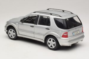 Mercedes ML55 AMG W163 Ezüst Maisto 1:18 31876-P1 Fém – 7. kép a 8-ből