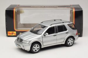 Mercedes ML55 AMG W163 Ezüst Maisto 1:18 31876-P1 Fém – 8. kép a 8-ből