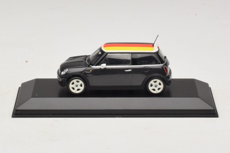 Mini Cooper One R50 Zöld Német Zászlóval Minichamps 1:43 Mini Cooper One R50 Zöld Német Zászlóval Minichamps 1:43 MINI033 Fém