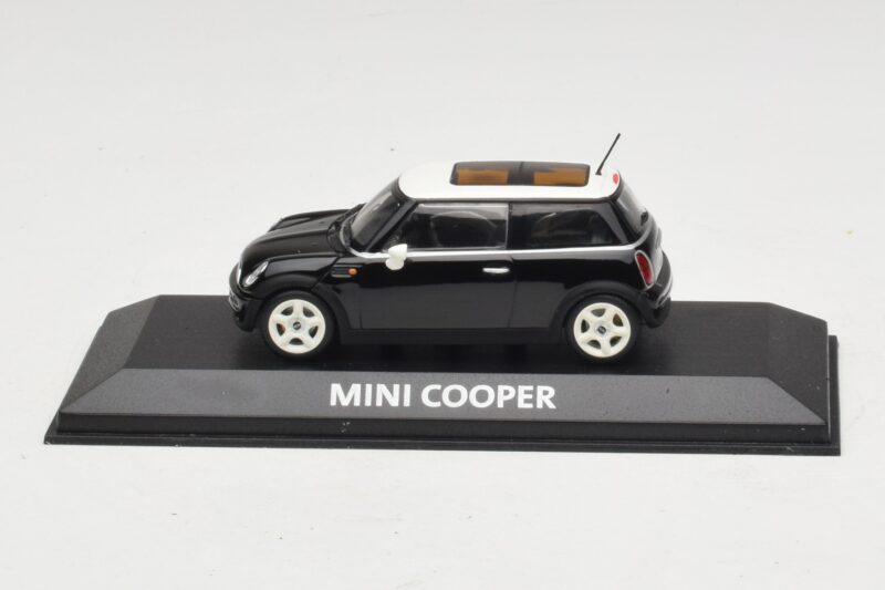 Mini Cooper S R53 Fekete Panorámatetővel Minichamps 1:43 Mini Cooper S R53 Fekete Panorámatetővel Minichamps 1:43 MINI022 Fém