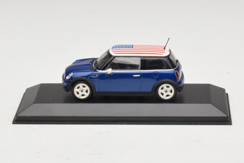 Mini Cooper S R53 Kék Amerikai Zászlóval Minichamps 1:43 Mini Cooper S R53 Kék Amerikai Zászlóval Minichamps 1:43 MINI014 Fém
