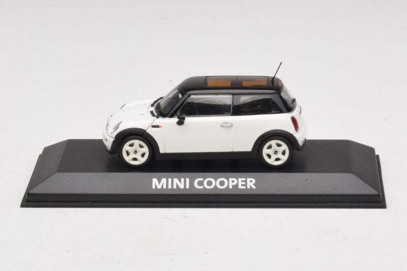 Mini Cooper S R53 Fehér Fekete Tetővel Minichamps 1:43 Mini Cooper S R53 Fehér Fekete Tetővel Minichamps 1:43 MINI027 Fém