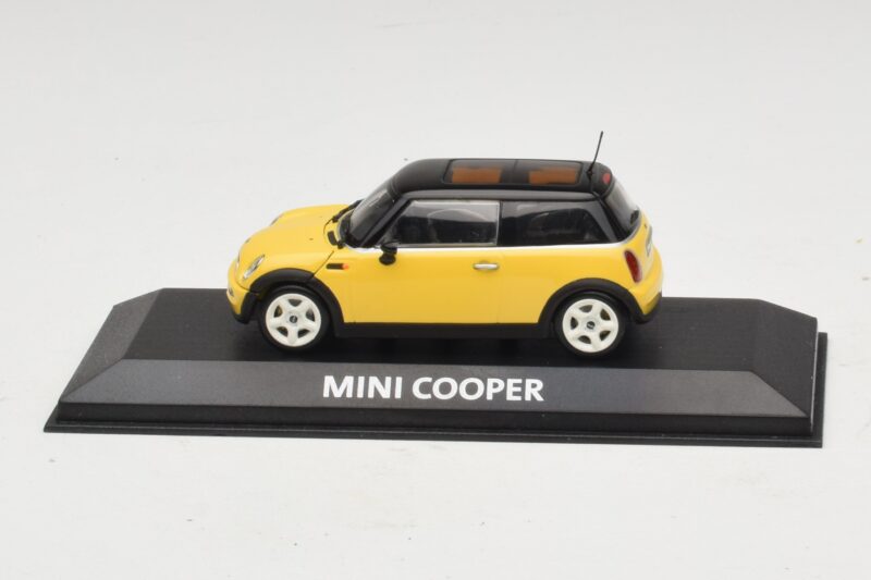 Mini Cooper S R53 Sárga Fekete Tetővel Minichamps 1:43 Mini Cooper S R53 Sárga Fekete Tetővel Minichamps 1:43 MINI031 Diecast