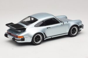 Porsche 911 930 Turbo 3.3 Ezüst KK-Scale 1:18 KKDC181444 Fém – 2. kép a 6-ből