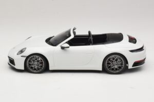 Porsche 911 992 Carrera 4S Kabrió Fehér Minichamps 1:18 155067330 Fém – 3. kép a 6-ből