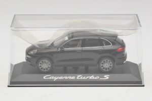 Porsche Cayenne 958 Turbo S Fekete Minichamps 1:43 WAP0200220E Fém – 4. kép a 5-ből