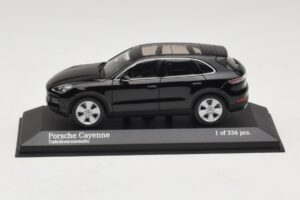Porsche Cayenne Fekete Metál Minichamps 1:43 410066301 Fém