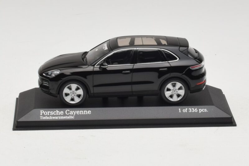 Porsche Cayenne Fekete Metál Minichamps 1:43 410066301 Fém