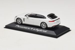 Porsche Panamera 971 4 E-Hybrid Fehér Minichamps 1:43 WAP0207620H Fém – 3. kép a 5-ből