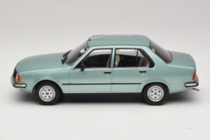 Renault 18 Világoszöld MCG 1:18 MCG18596 Fém – 3. kép a 6-ből