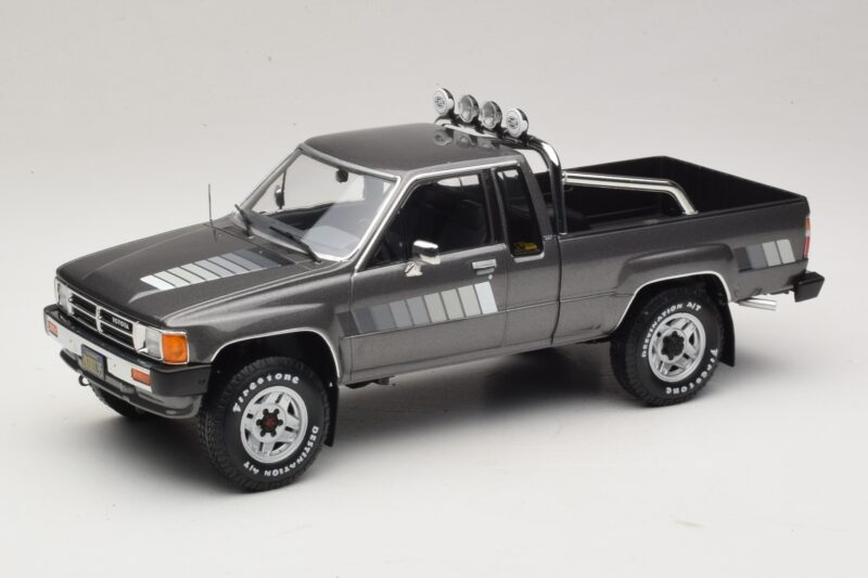 Toyota Hilux N50 Xtra Cab 4x4 Szürke Metál KK-Scale 1:18 KKDC181563 Fém
