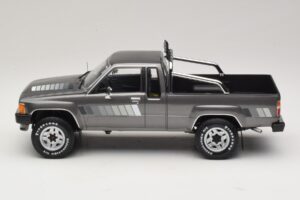 Toyota Hilux N50 Xtra Cab 4x4 Szürke Metál KK-Scale 1:18 KKDC181563 Fém – 3. kép a 6-ből